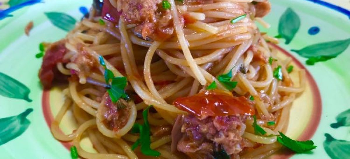 Gli spaghetti alla bolognese sono al tonno, non al ragù!  La ricetta ufficiale depositata a dicembre 2018 alla Camera di Commercio di Bologna dall’Accademia Nazionale della Cucina Italiana