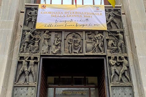 8 Marzo, “Le conquiste e i diritti delle donne hanno bisogno di cura”: esposto lo striscione sulla facciata della sede della Città Metropolitana