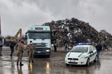 Caivano, Polizia Metropolitana ed Esercito sequestrano una vera e propria montagna di rifiuti speciali pericolosi