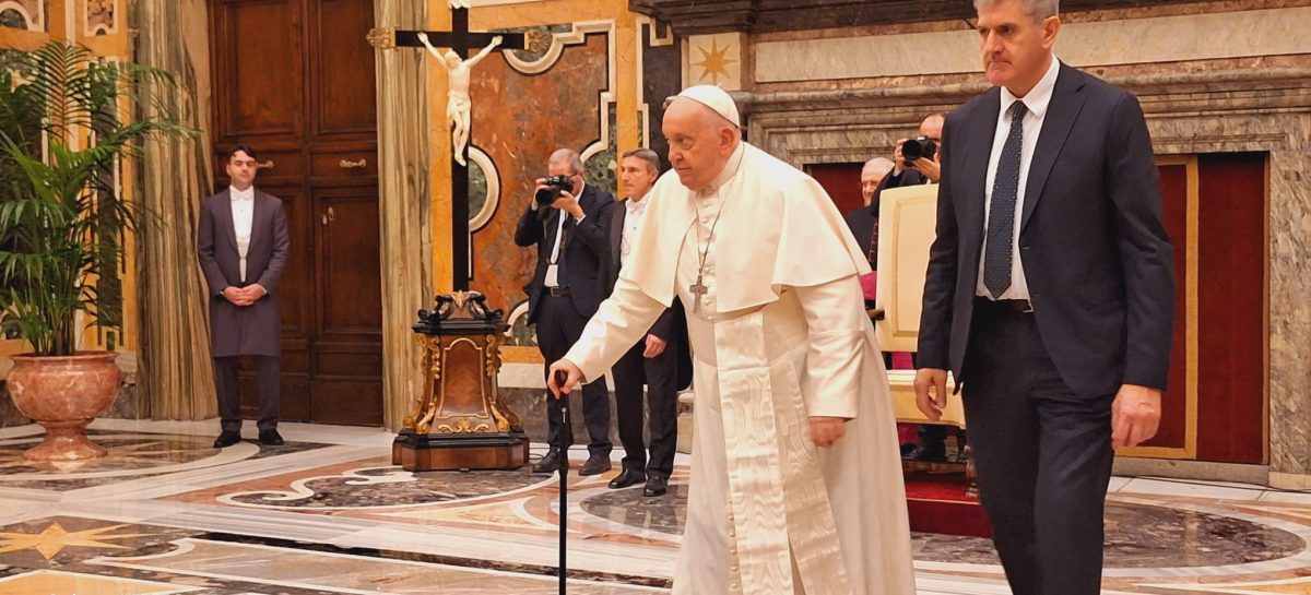 La salute incerta del Papa alimenta gli scenari per il prossimo Conclave: si cerca una figura di unità. Bergoglio “Vado avanti. Si governa con la testa, non con le gambe”