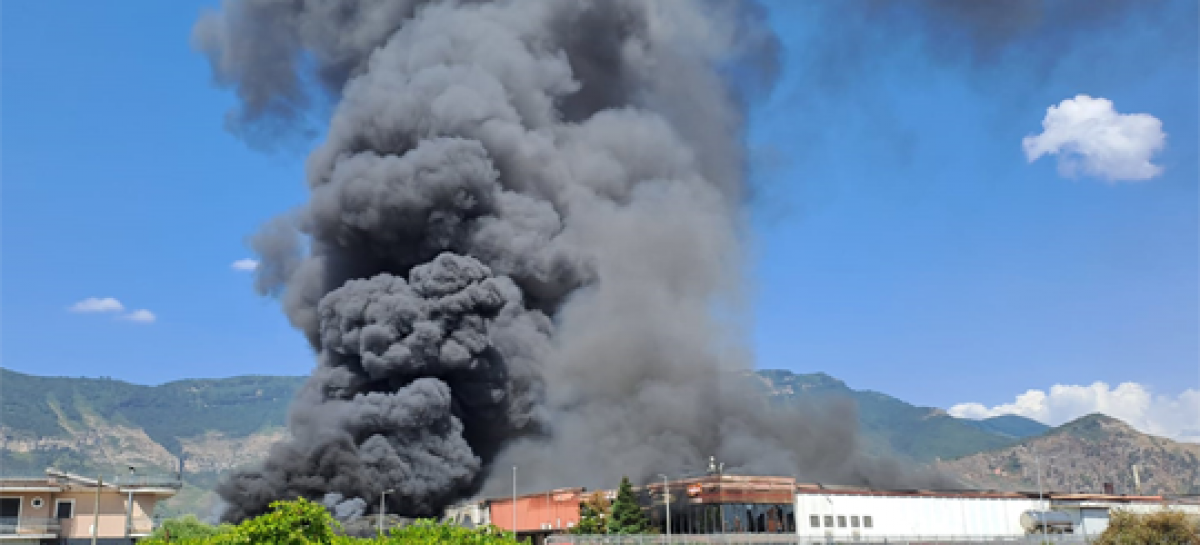 Striano, (NA) a fuoco l’industria dolciaria Ambrosio I.DA.V. S.p.A. Intervento dell’Arpac